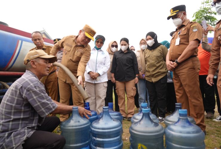 Ria Norsan Salurkan Air Bersih dan Sembako Murah untuk Warga Ketapang