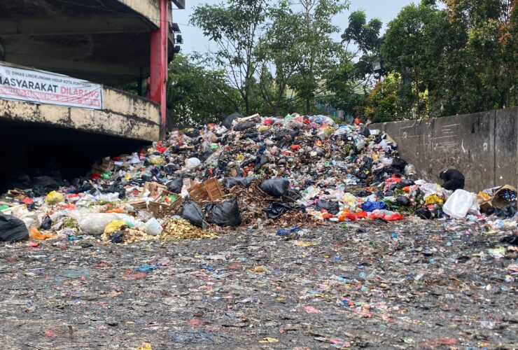 Dinas LHK Pontianak Terbentur Anggaran, Sampah di Pasar Mawar Menumpuk