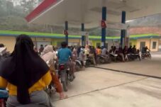 BBM di Melawi jadi Barang Gaib, Warga Antre Harga Eceran Tembus Rp30 Ribu perLiter