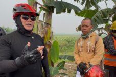 Tinjau Jalan Poros Terentang, Bupati Sujiwo Pastikan Perbaikan Dilanjutkan Bertahap
