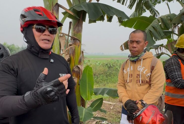 Tinjau Jalan Poros Terentang, Bupati Sujiwo Pastikan Perbaikan Dilanjutkan Bertahap