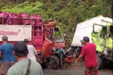 Dua Truk Adu Banteng di Jalan Trans Kalimantan, Satu Pengemudi Tewas