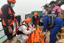 Tim SAR Gabungan Evakuasi ABK KM Karsa Setia yang Meninggal Dunia di Perairan Muara Jungkat