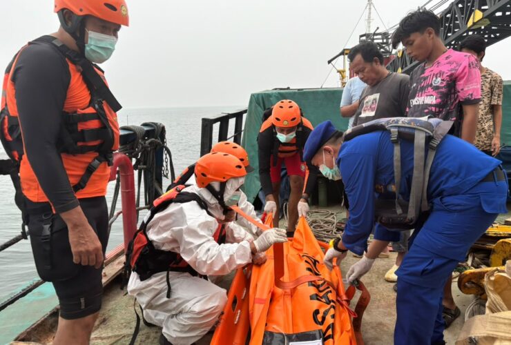 Tim SAR Gabungan Evakuasi ABK KM Karsa Setia yang Meninggal Dunia di Perairan Muara Jungkat