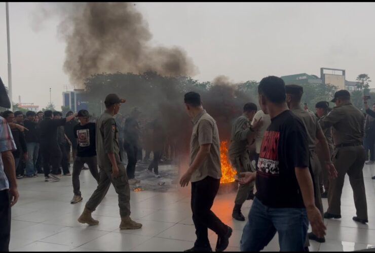 Sejumlah Mahasiswa jadi Korban Tindak Kekerasan Sejumlah Oknum Berpakaian Preman saat Demo di Kantor Gubernur Kalbar