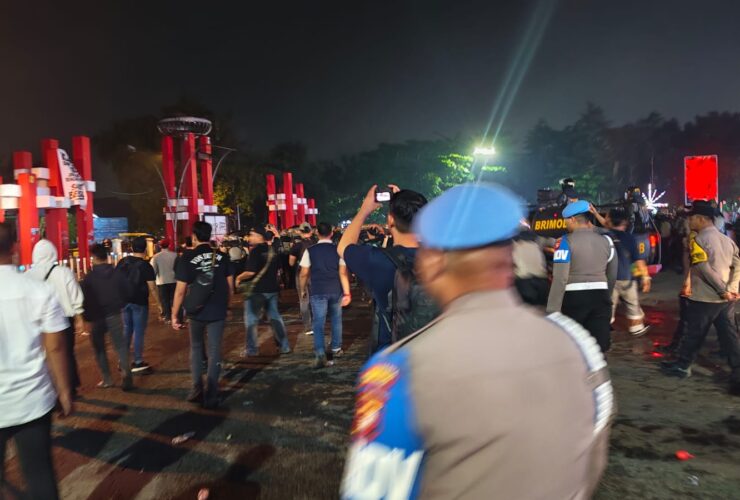 Lima Mahasiswa Diamankan, Empat Polisi Terluka dalam Aksi di Bundaran Bambu Runcing Pontianak