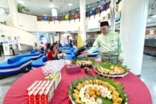 Bank Kalbar Semarakan HUT ke-255 Kota Pontianak dengan Kue Tradisional dan Hiasan Kantor Bertema Ikonik