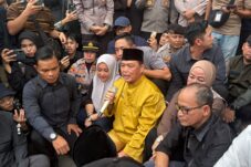 Gubernur Ria Norsan Temui Massa Aksi, Jawab Tuntutan soal Karhutla hingga Kelangkaan BBM