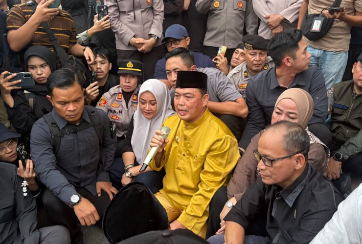 Gubernur Ria Norsan Temui Massa Aksi, Jawab Tuntutan soal Karhutla hingga Kelangkaan BBM
