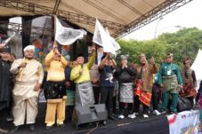 Semarak Hari Jadi Pontianak ke-255, Gubernur Ria Norsan Lepas Peserta Jalan Santai Pawai Melayu Borneo