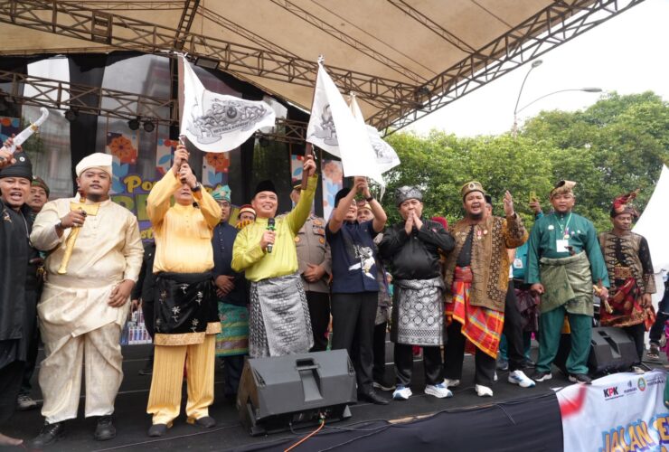 Semarak Hari Jadi Pontianak ke-255, Gubernur Ria Norsan Lepas Peserta Jalan Santai Pawai Melayu Borneo