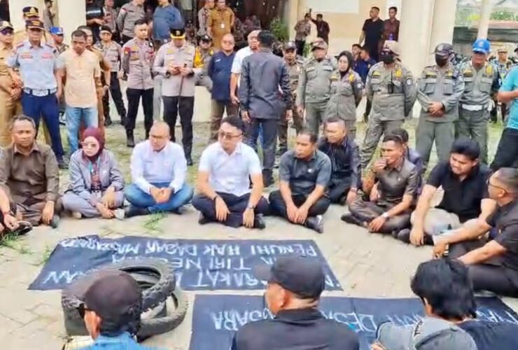 Warga Batu Ampar Gelar Aksi Damai di DPRD Kubu Raya, Soroti Listrik hingga Harga Kopra
